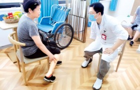 河南省老年医院康复科医务人员指导患者做居家康复护理