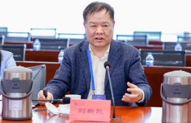 北京大学第一医院原党委书记、院长刘新民发言。人民网记者 杜燕飞摄